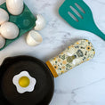 Load image into Gallery viewer, Queen Bee Cast Iron Handle Mitt
