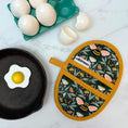 Load image into Gallery viewer, Bumble Bee Garden Mini Pincher Mitt
