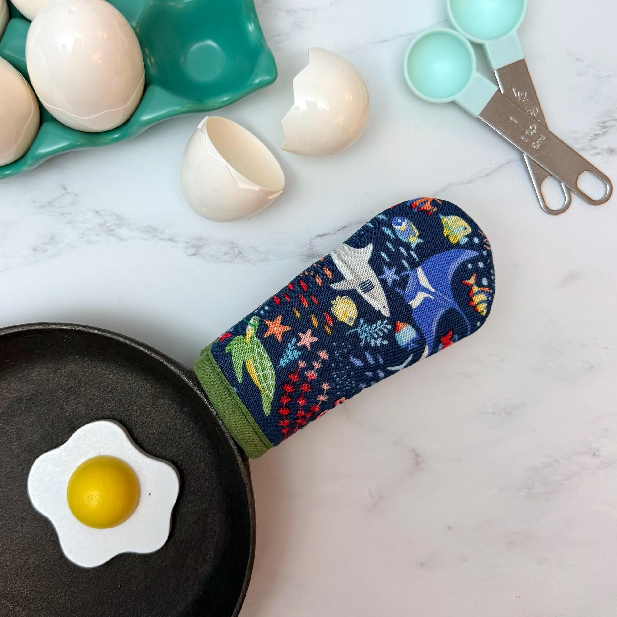 Undersea Adventure Cast Iron Skillet Mitt