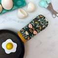 Load image into Gallery viewer, Bumble Bee Garden Cast Iron Skillet Mitt

