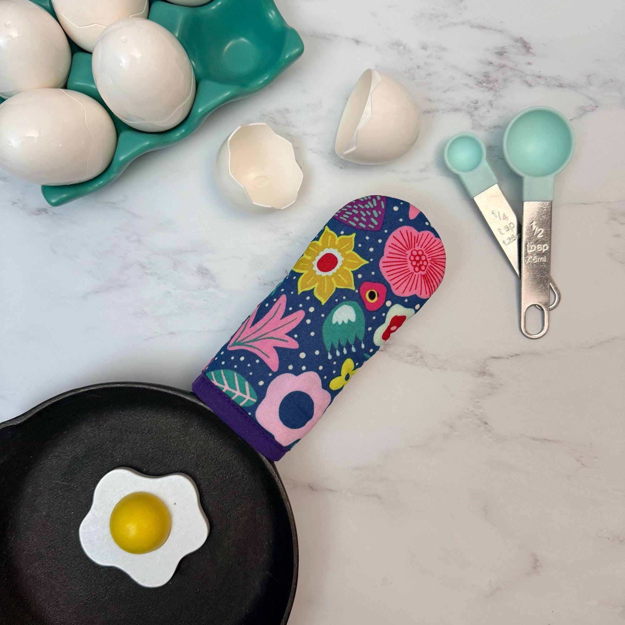 Super Bloom Cast Iron Handle Mitt