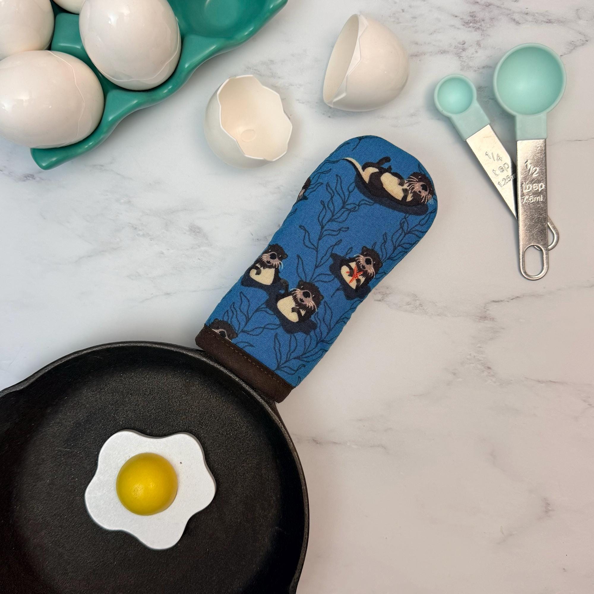 Otters Cast Iron Handle Mitt