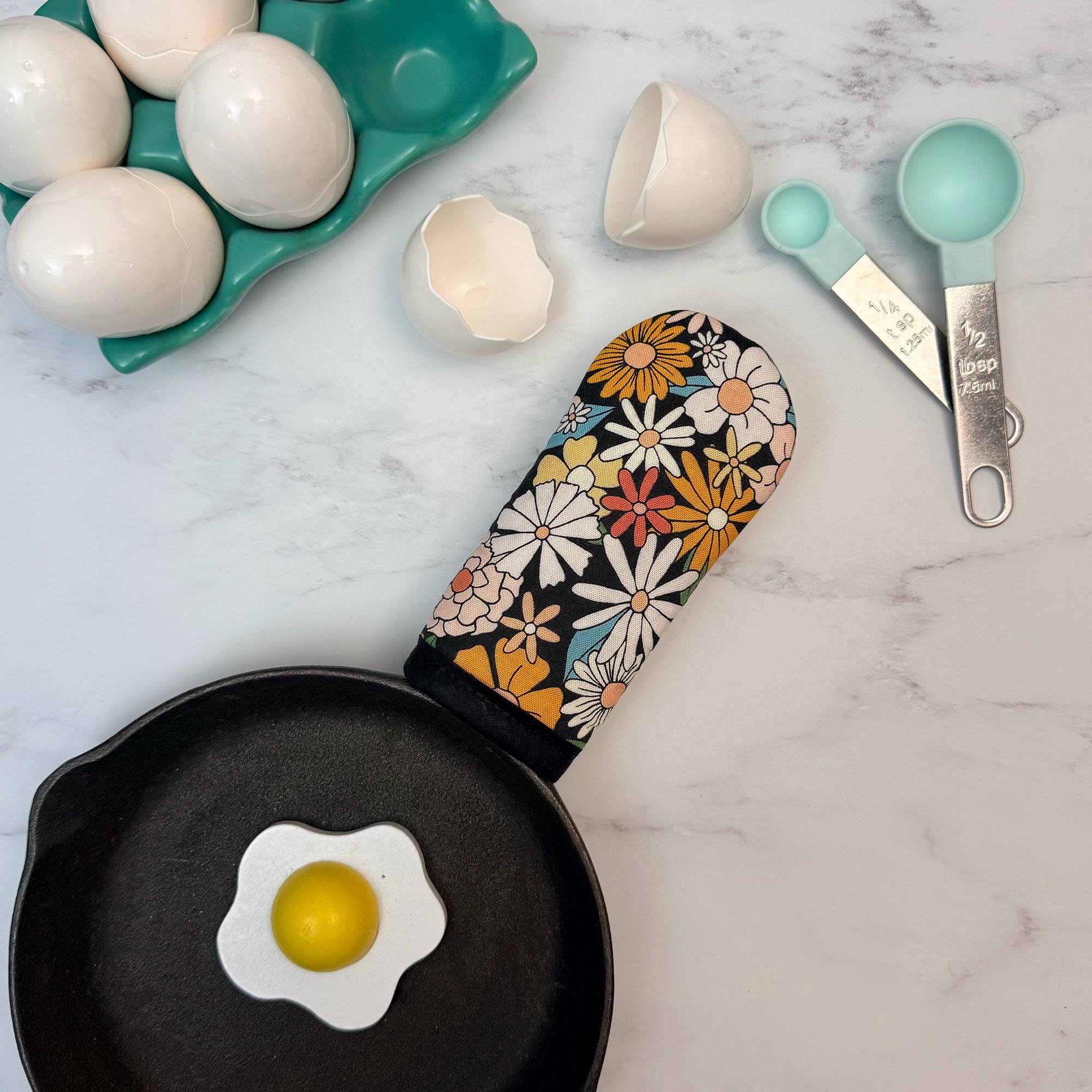 Disco Daisy Cast Iron Handle Mitt