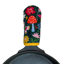 Load image into Gallery viewer, Floral Mushrooms Cast Iron Skillet Mitt
