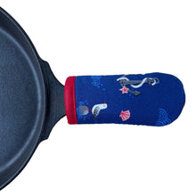 Load image into Gallery viewer, Nautical Cast Iron Skillet Mitt
