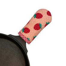 Load image into Gallery viewer, Berrylicious Cast Iron Skillet Mitt
